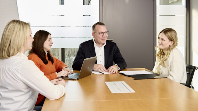 Mitarbeiterin bedient Maschine